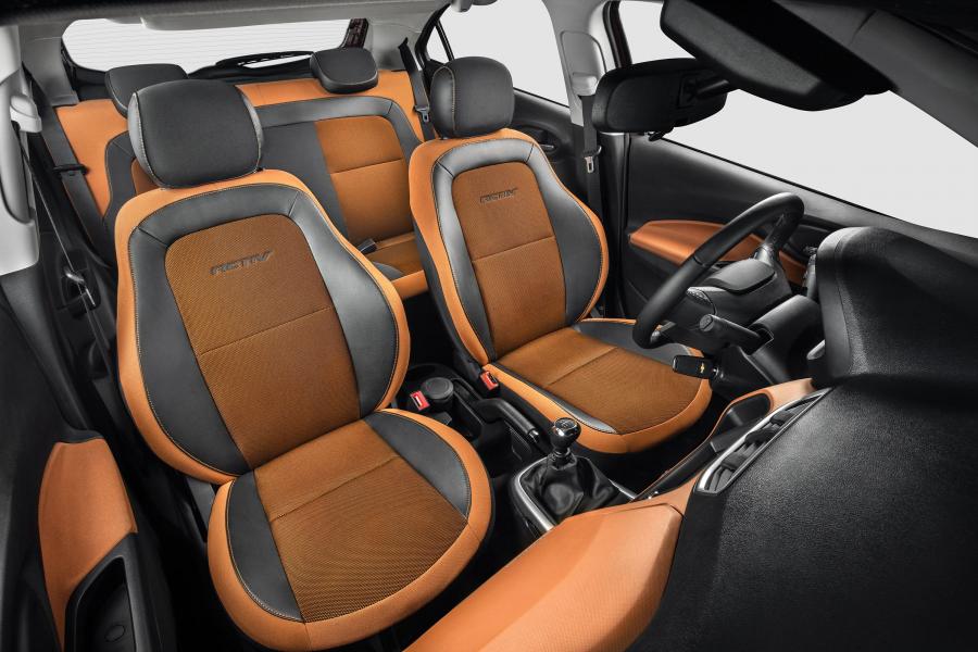 Интерьер Chevrolet Onix Activ 2016 года  (фото 34 из 44)